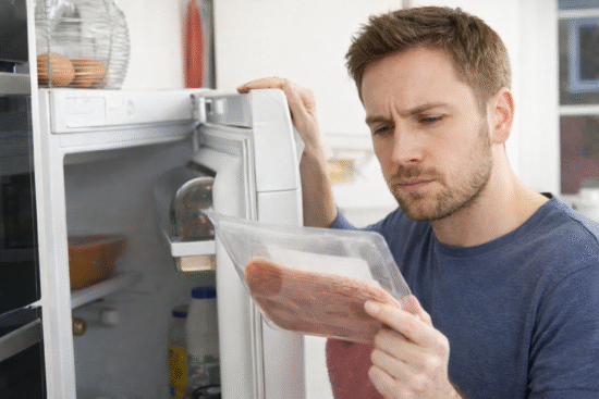 personne devant un refrigirateur