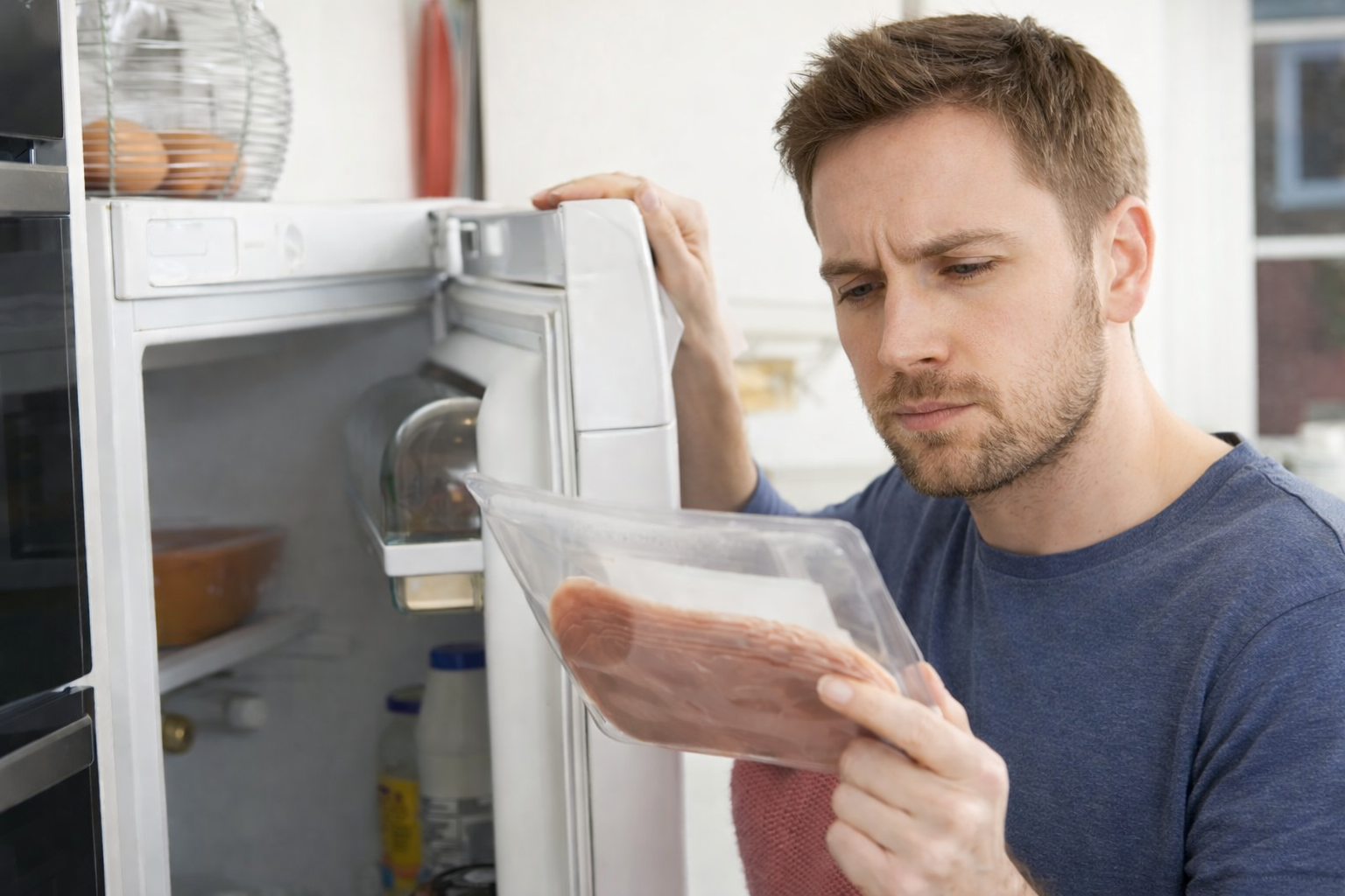 personne devant un refrigirateur
