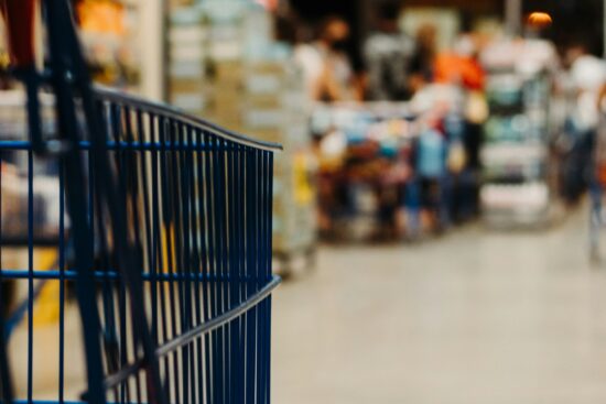 Caddie de supermarché vide dans une allée de rayons — illustration rappel alimentaire RappelConso