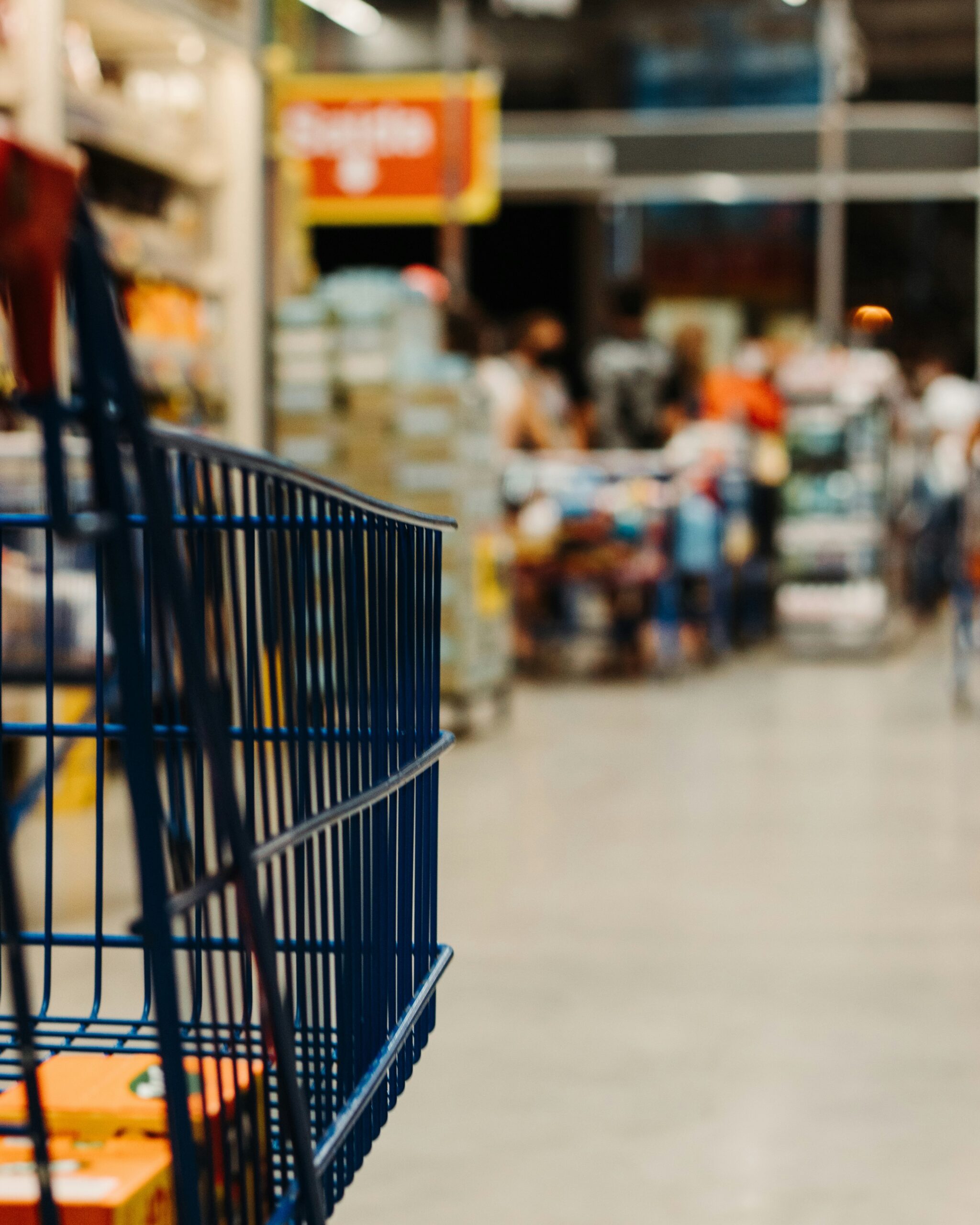 Caddie de supermarché vide dans une allée de rayons — illustration rappel alimentaire RappelConso