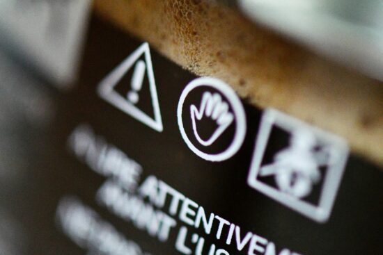 Lecture attentive d'une étiquette alimentaire en magasin — vérification des allergènes déclarés