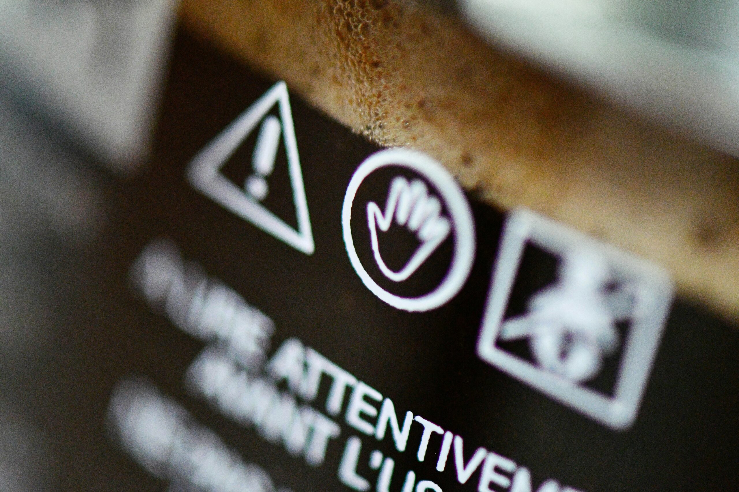 Lecture attentive d'une étiquette alimentaire en magasin — vérification des allergènes déclarés