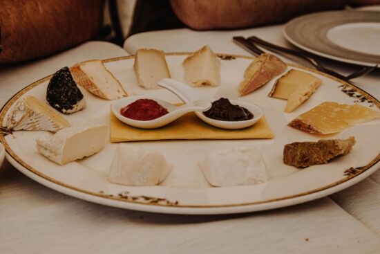 Plateau de fromages français variés — illustration cluster de rappels Listeria avril 2026