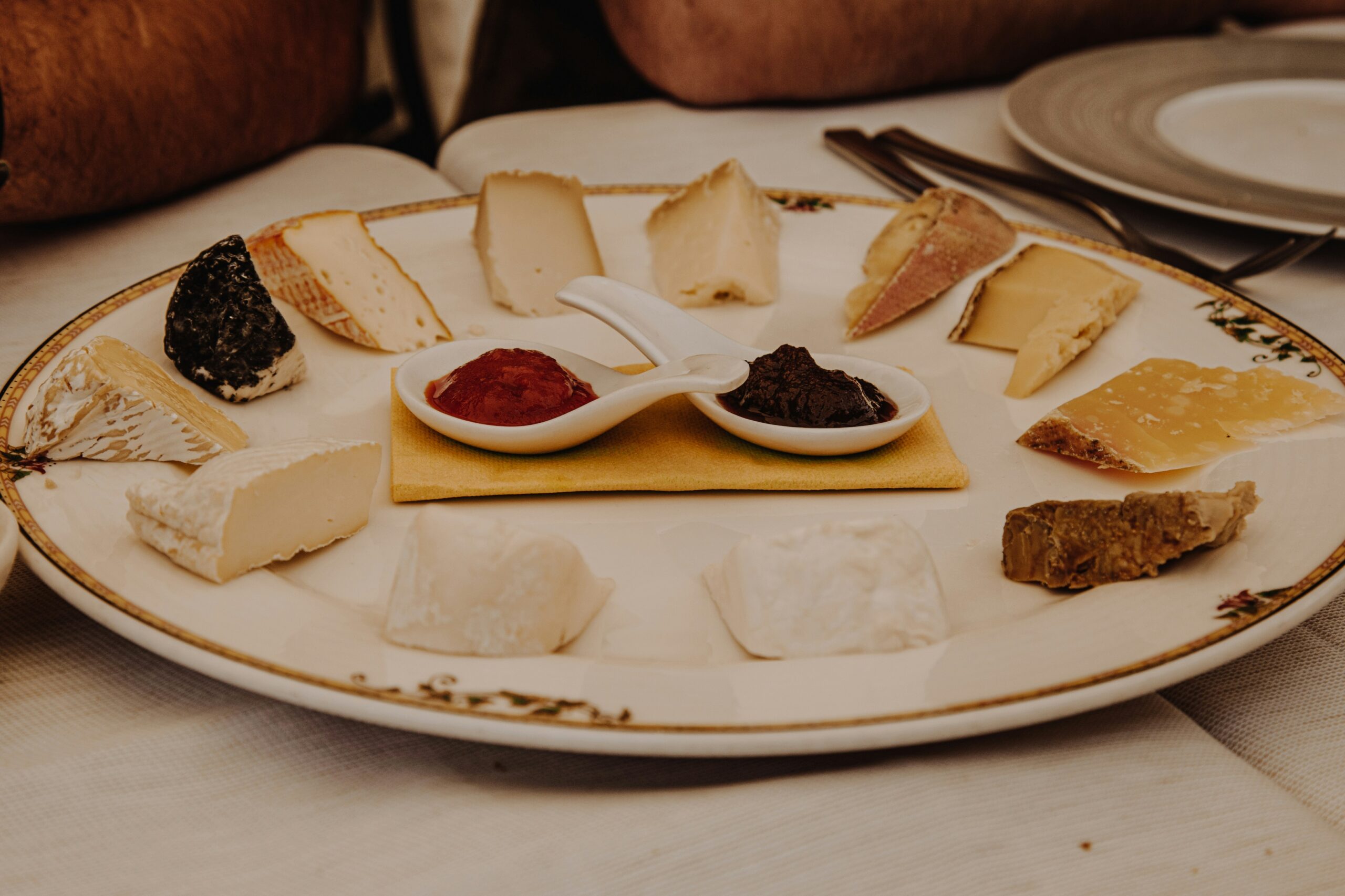 Plateau de fromages français variés — illustration cluster de rappels Listeria avril 2026