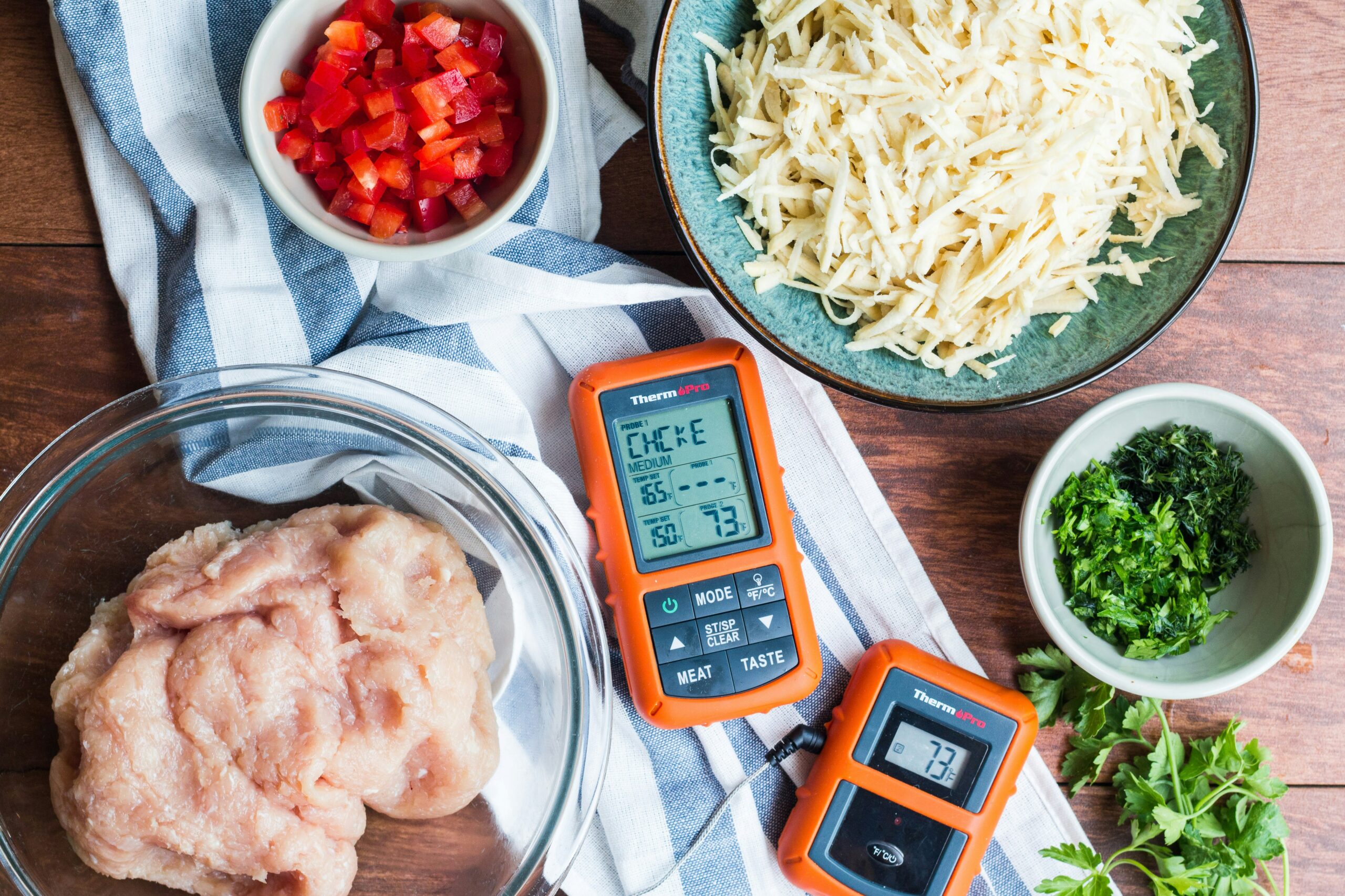 Thermomètre de cuisson planté dans une volaille — prévention Campylobacter par cuisson à cœur